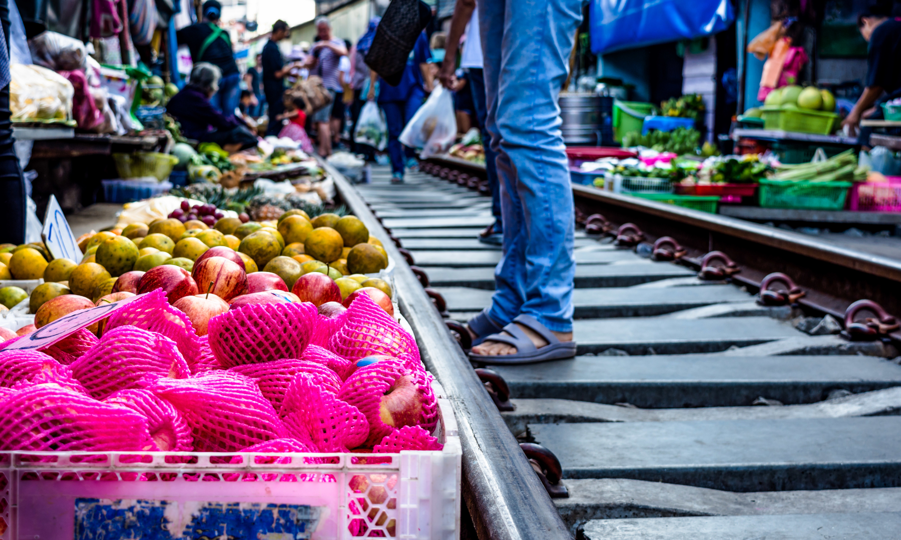 鉄道市場として有名な「メークロン線路市場」到着・自由散策