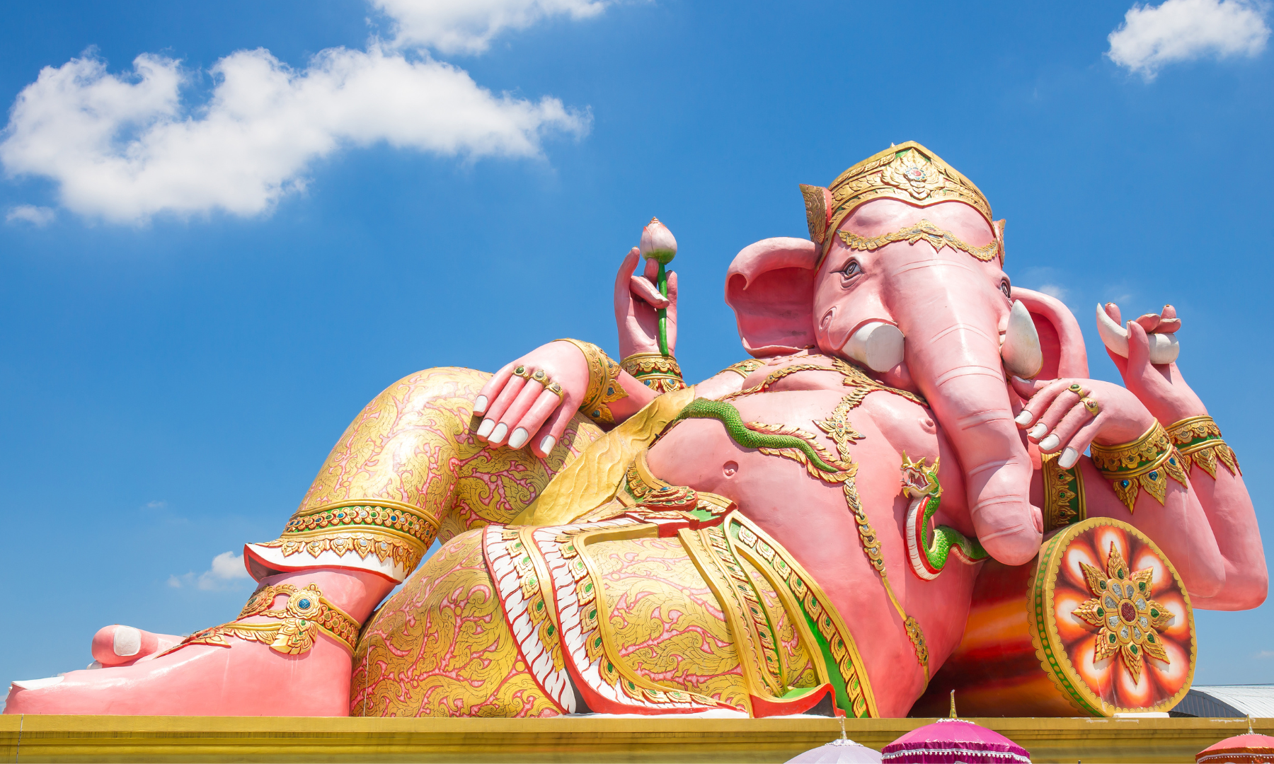 巨大なピンクガネーシャ「ワット・サマーン・ラッタナーラーム」
