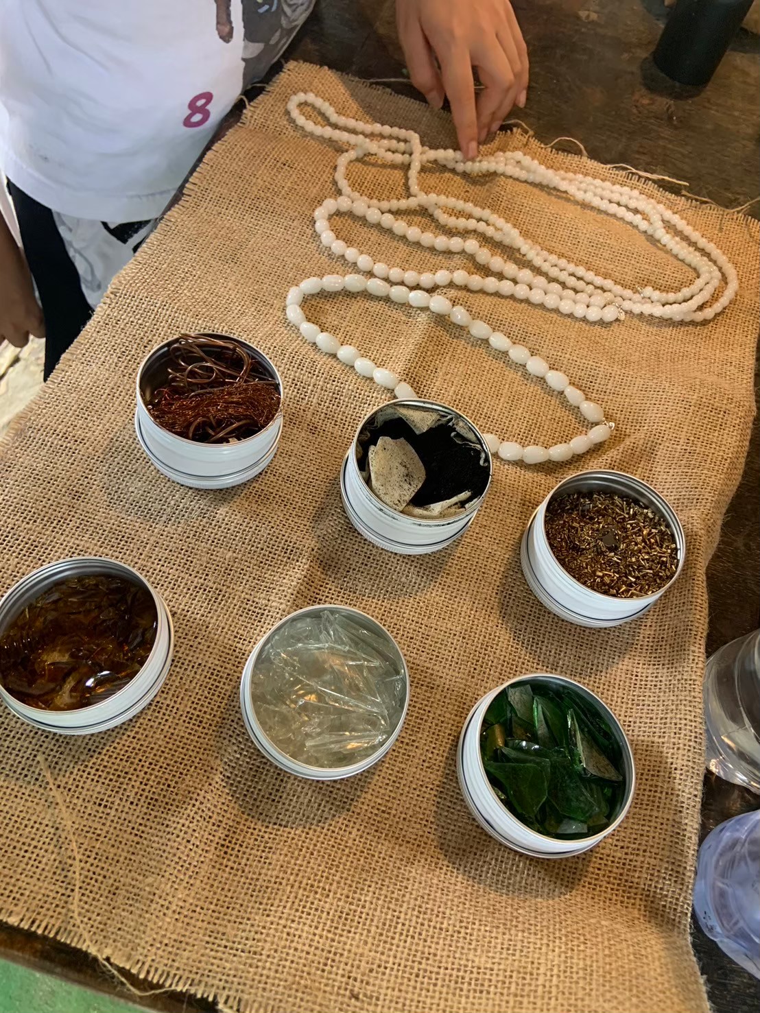 廃材からできたビーズを使ってアクセサリー作りのワークショップ