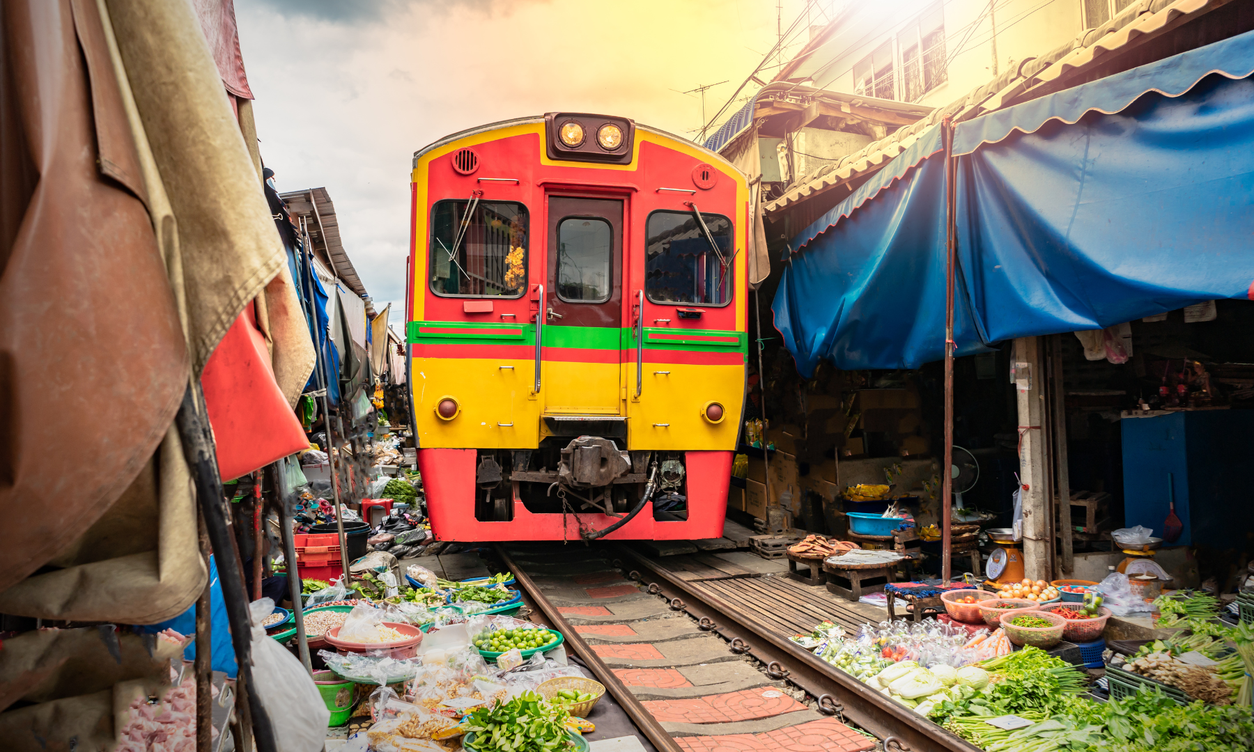列車出発！列車が目の前ぎりぎりを通り過ぎる迫力をお楽しみください。