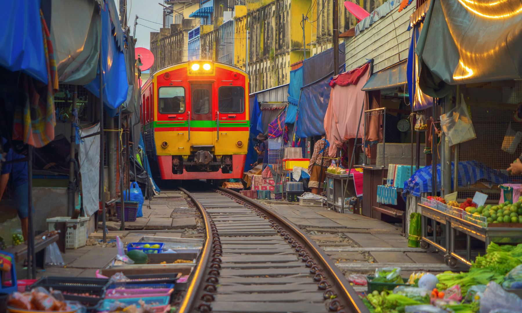 メークロン線路市場（傘畳み市場）ご到着