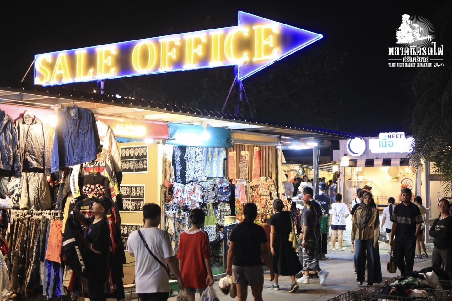 シーナカリン鉄道市場（タラート ロットファイ シーナカリン） 到着