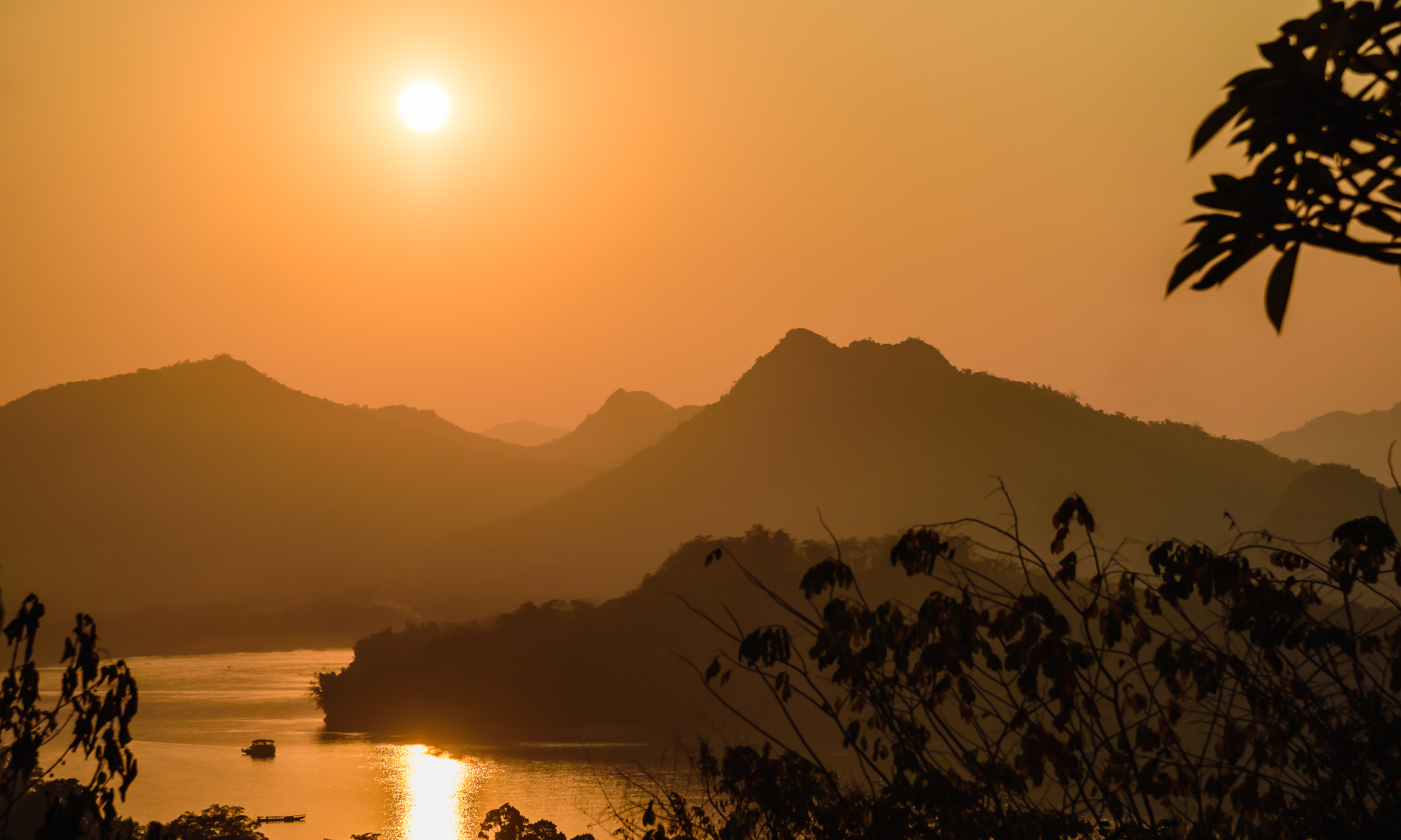 市内を一望するプーシーの丘で夕日鑑賞（晴天時）