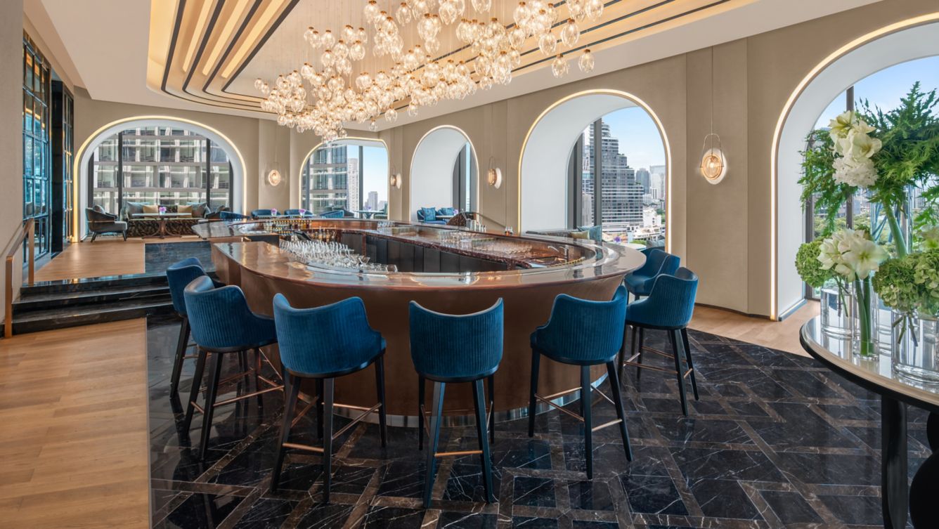 ラウンジのスタッフへバウチャーをご提示ください