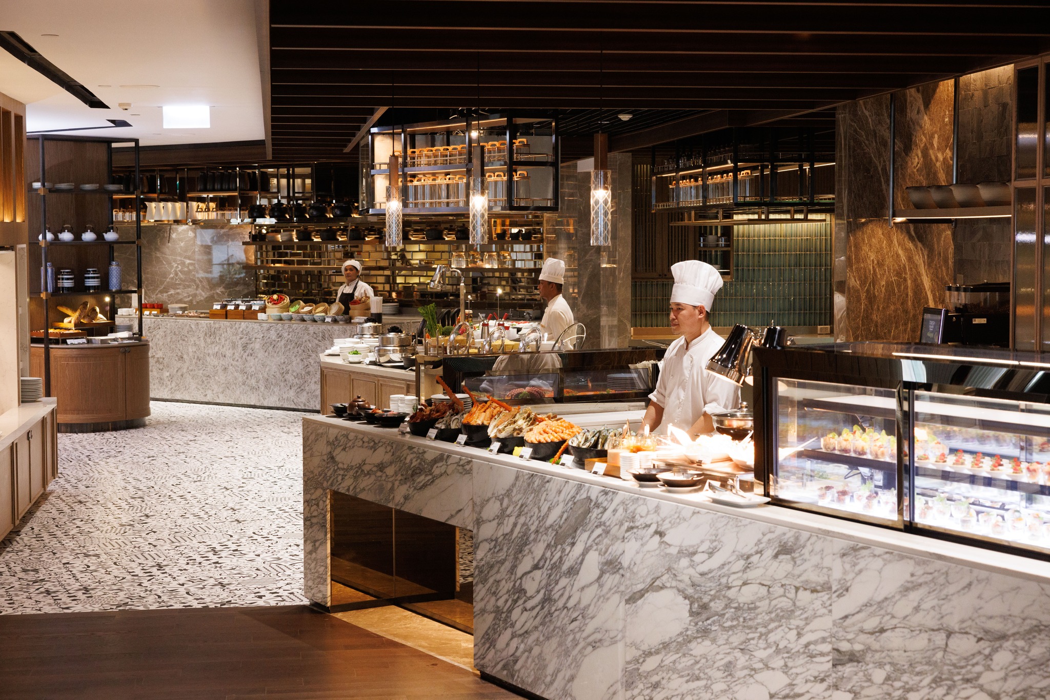 開放感あるメインダイニング「エスプレッソ」にてバリエーション豊かな朝食ビュッフェ