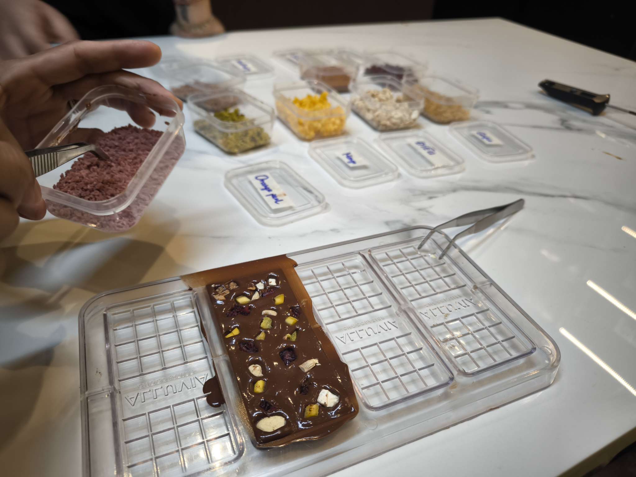 チョコレートを型に流し込み、トッピングで自分好みに仕上げよう！