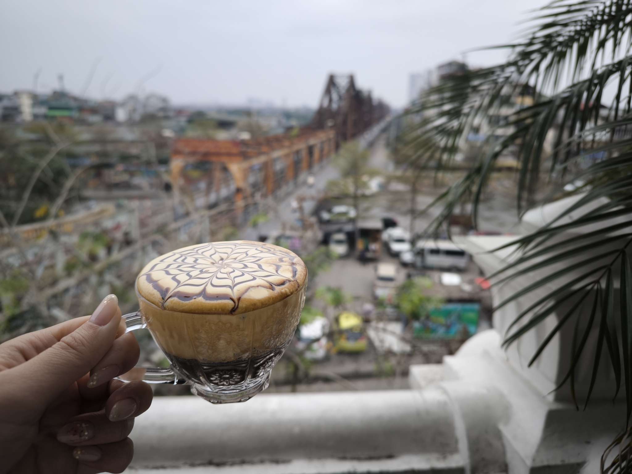 カフェの名物・超濃厚なエッグコーヒーをお楽しみください