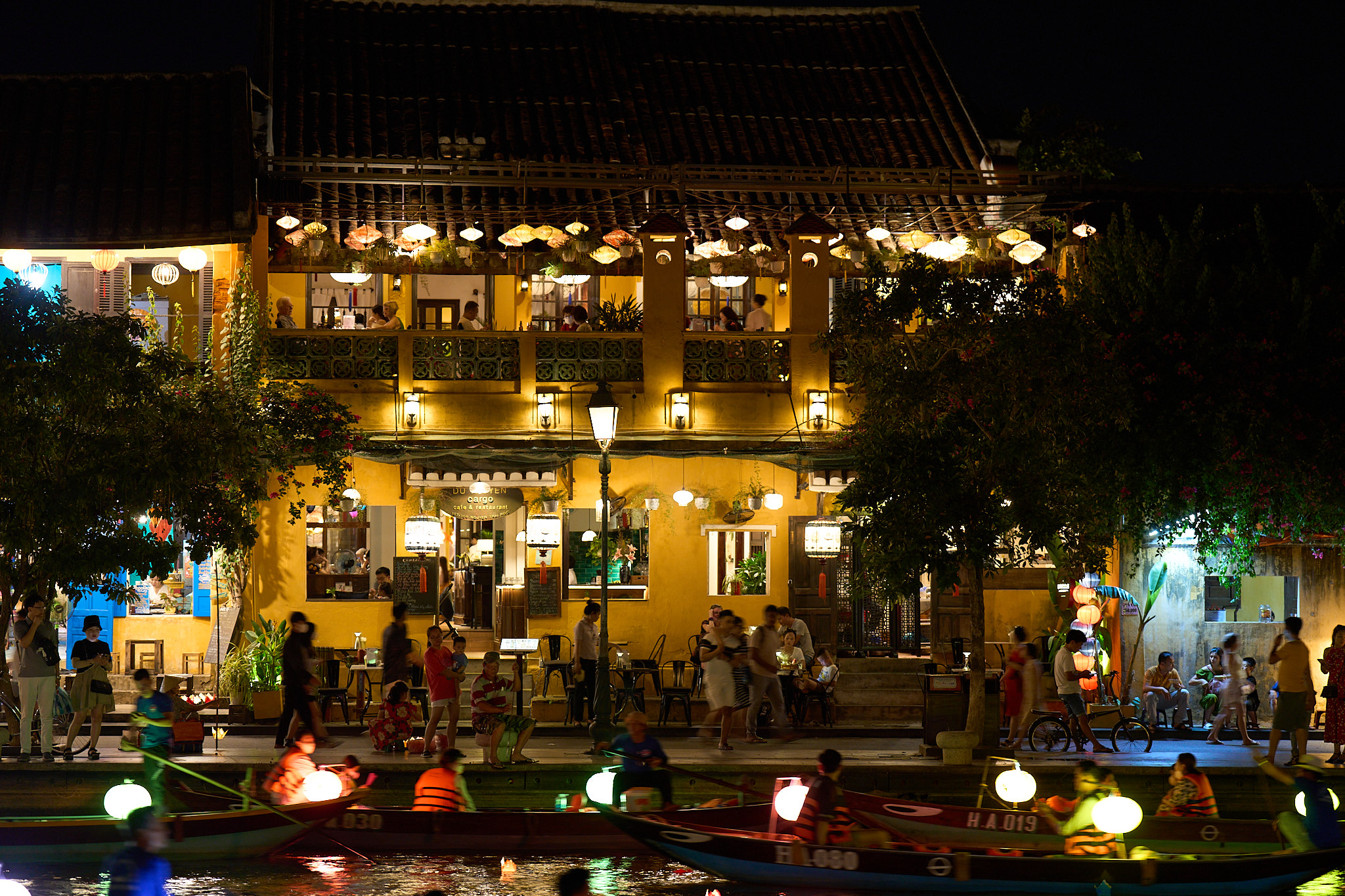 日本のガイドブックやTVで紹介される人気店・CARGO CLUB でご夕食