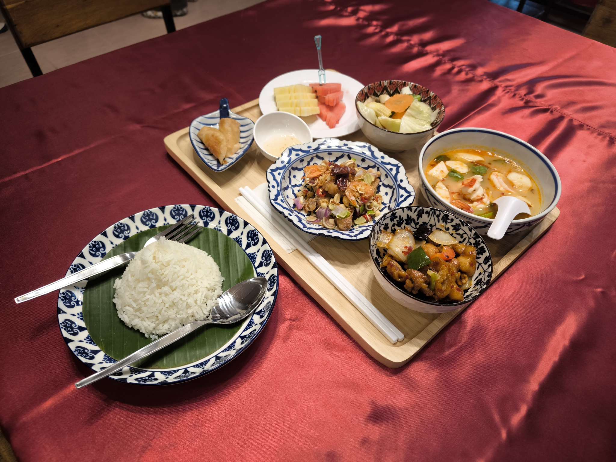 ローカルレストラン「アロイ アユタヤ」にてタイ料理の昼食