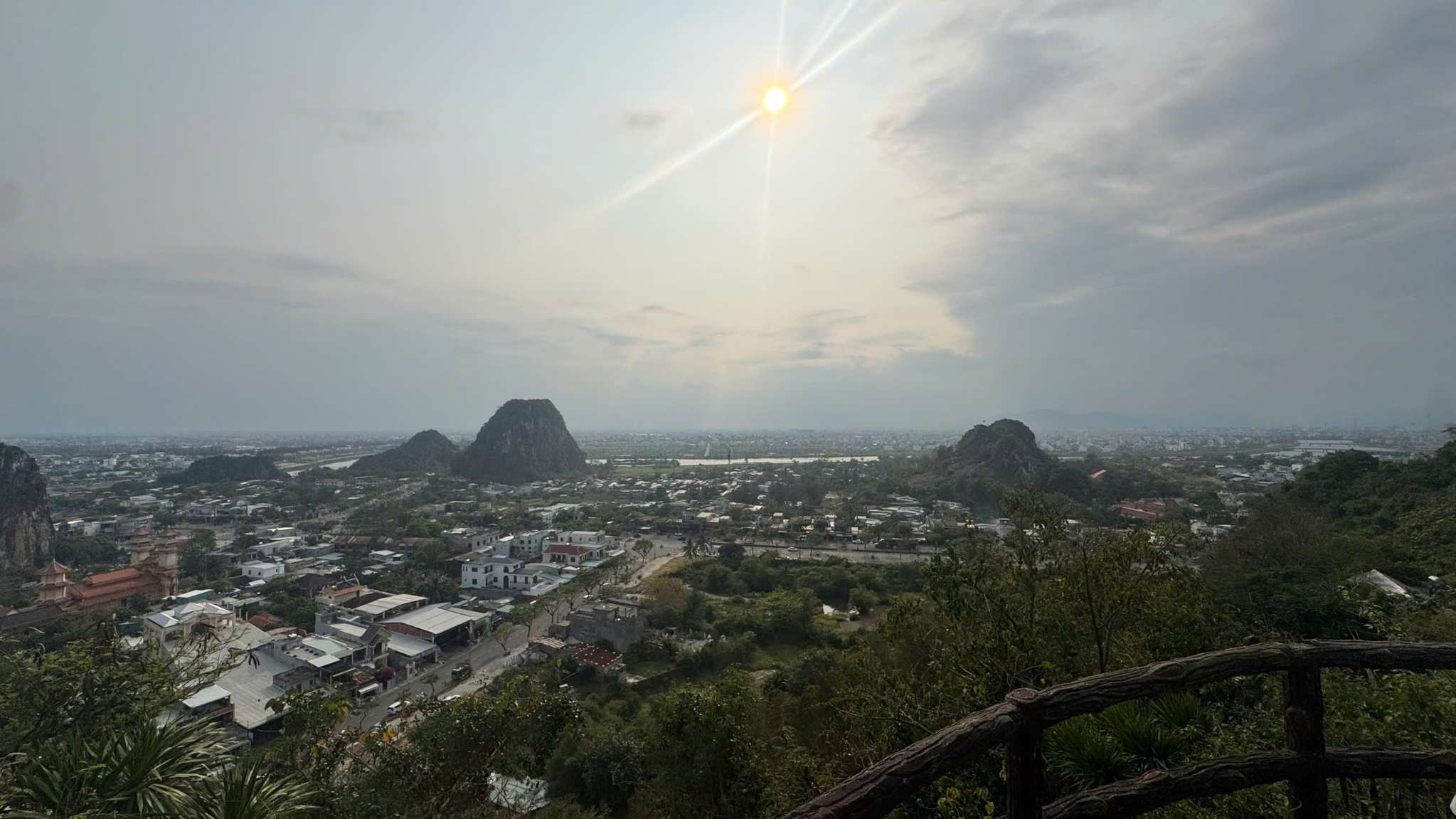 石段と山道を登ると、洞窟や寺院、展望台があり、晴れた日には絶景が広がります。