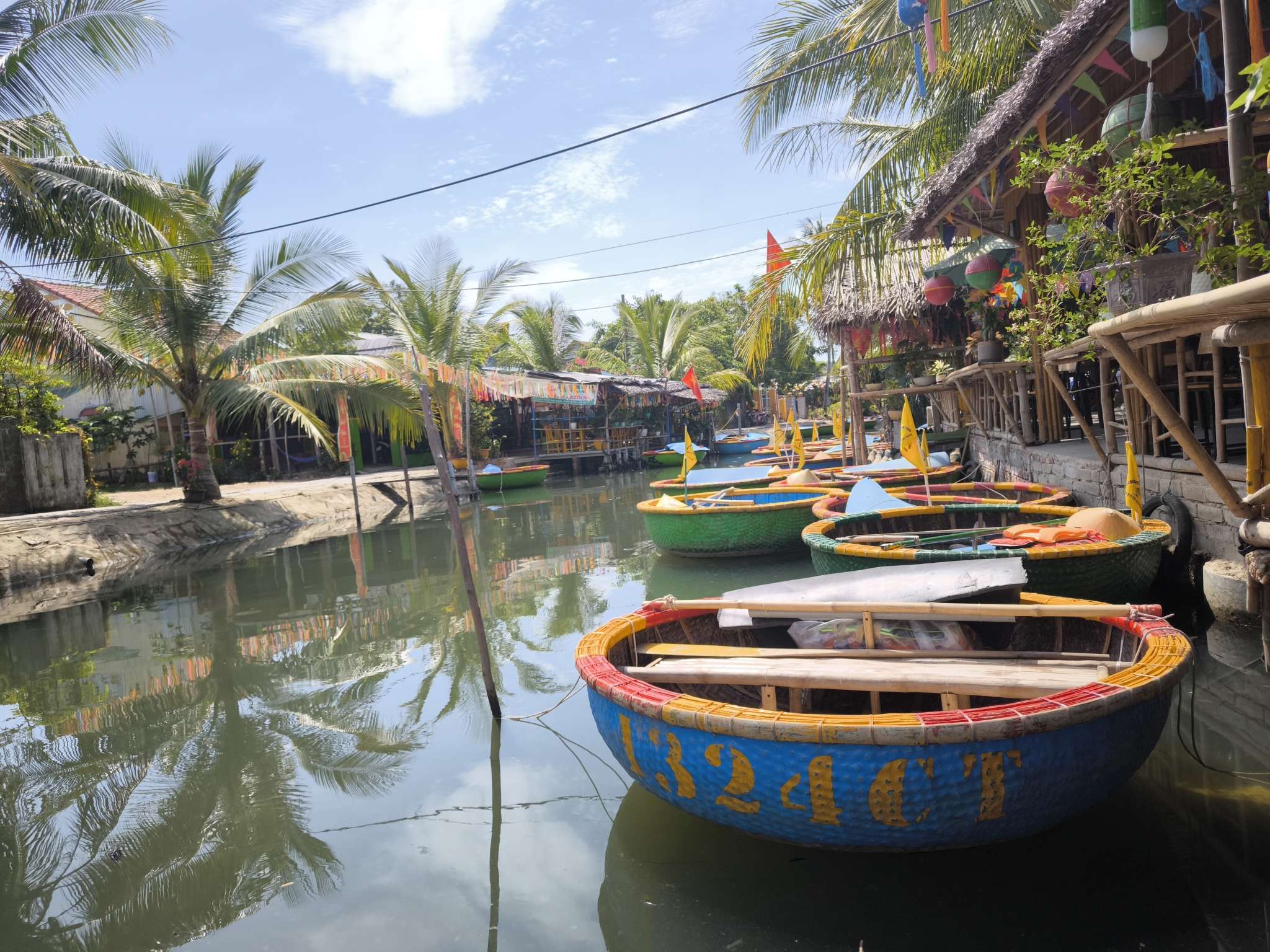 お椀型のバスケットボートでに乗って川下り体験（約30分）