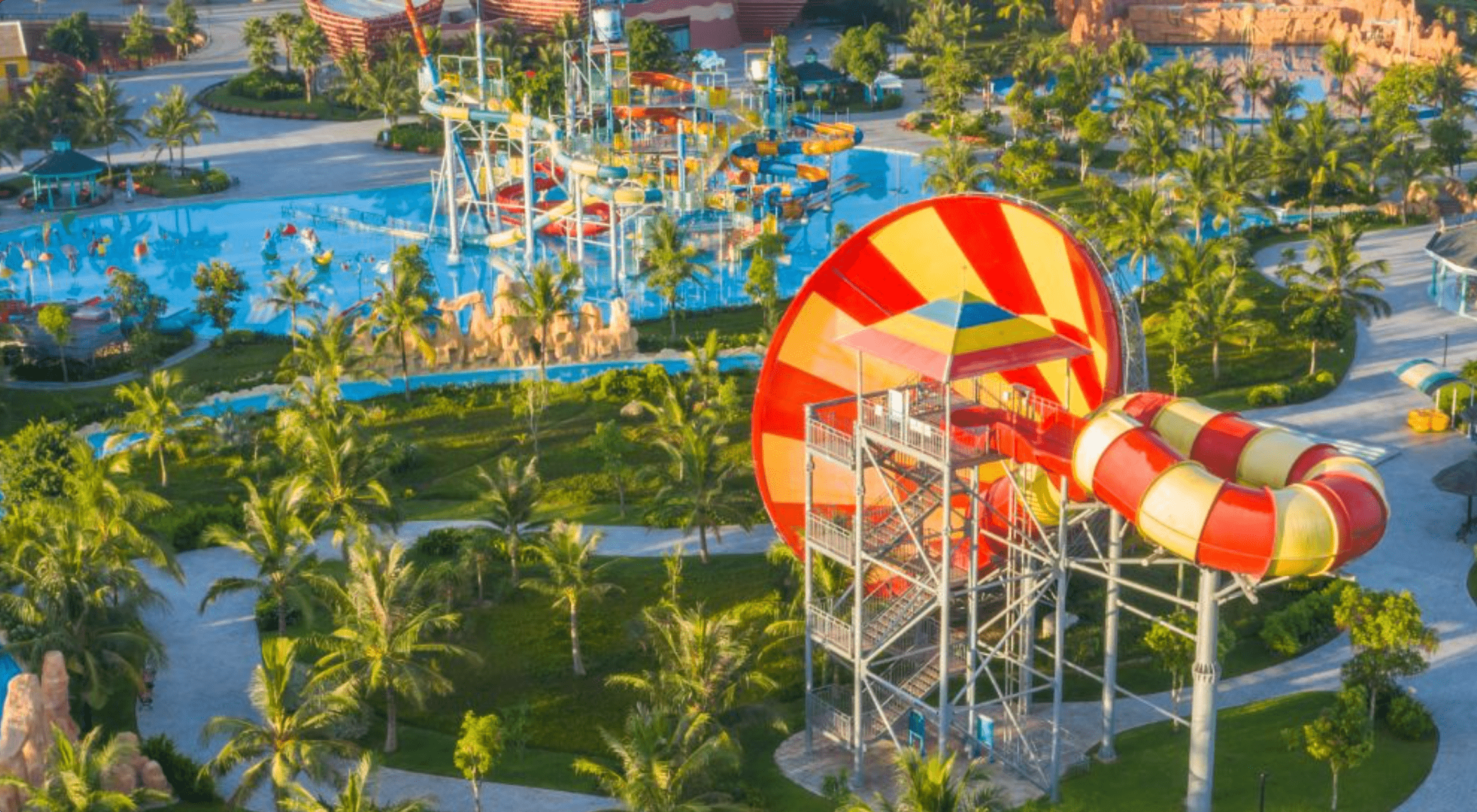 スリル満点のアトラクションやウォーターパークでリフレッシュ！