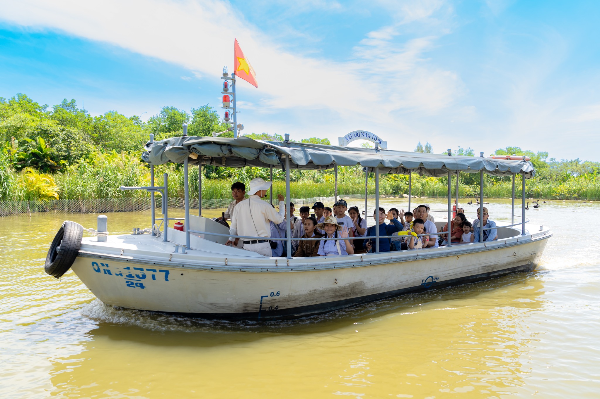 大人気の「リバーサファリ」に乗船（約30分）