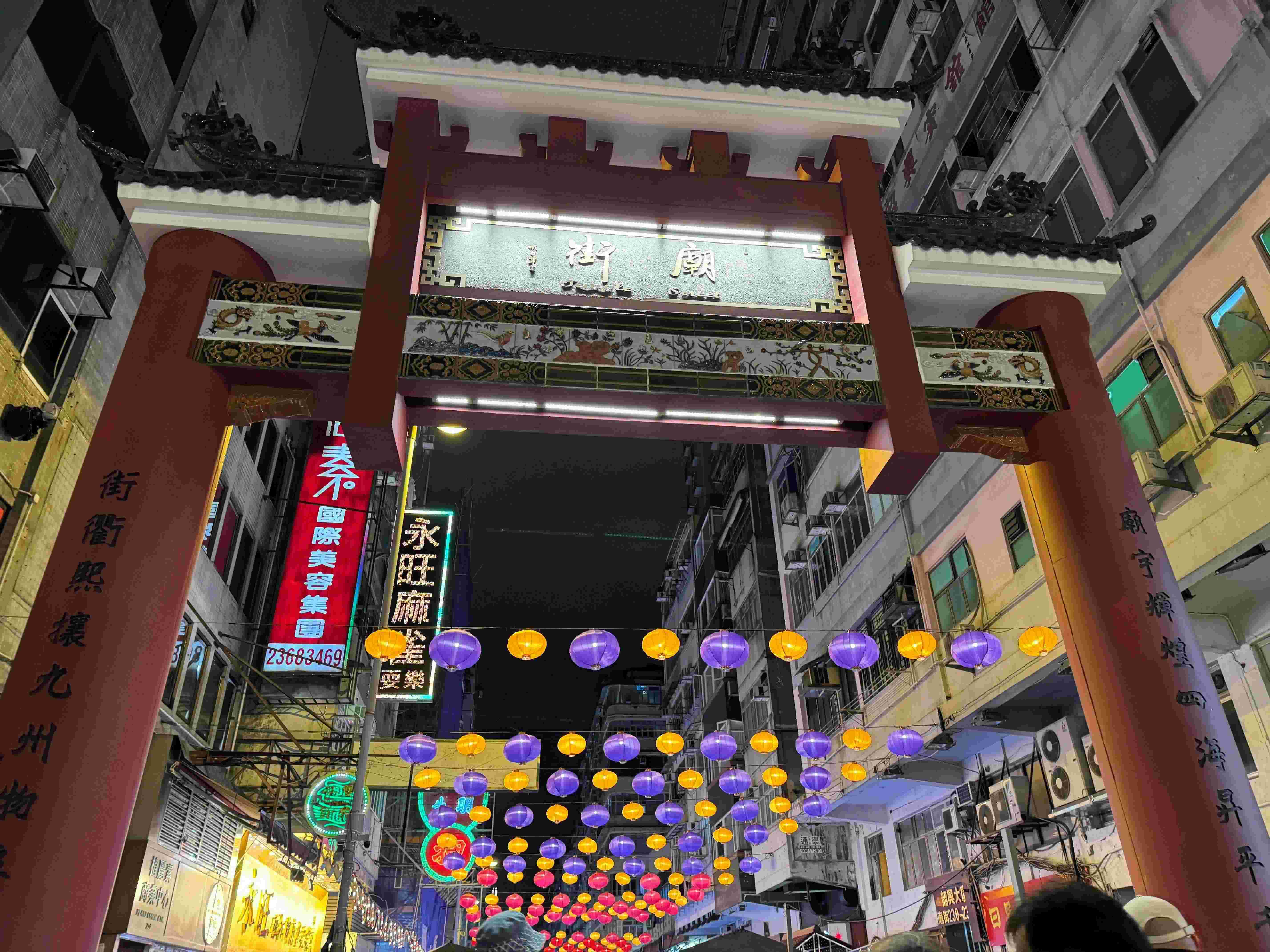 B級グルメの食べ歩きも楽しめる注目スポット・廟街を自由散策