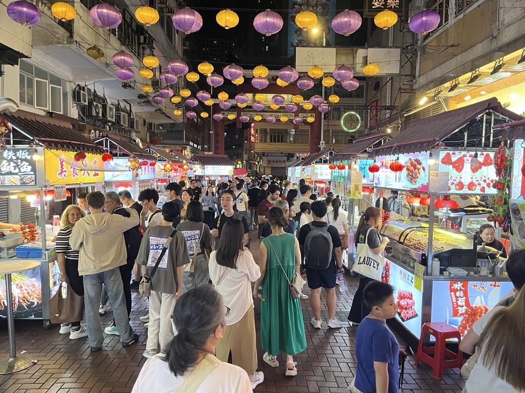 B級グルメの食べ歩きも楽しめる注目スポット・廟街を自由散策