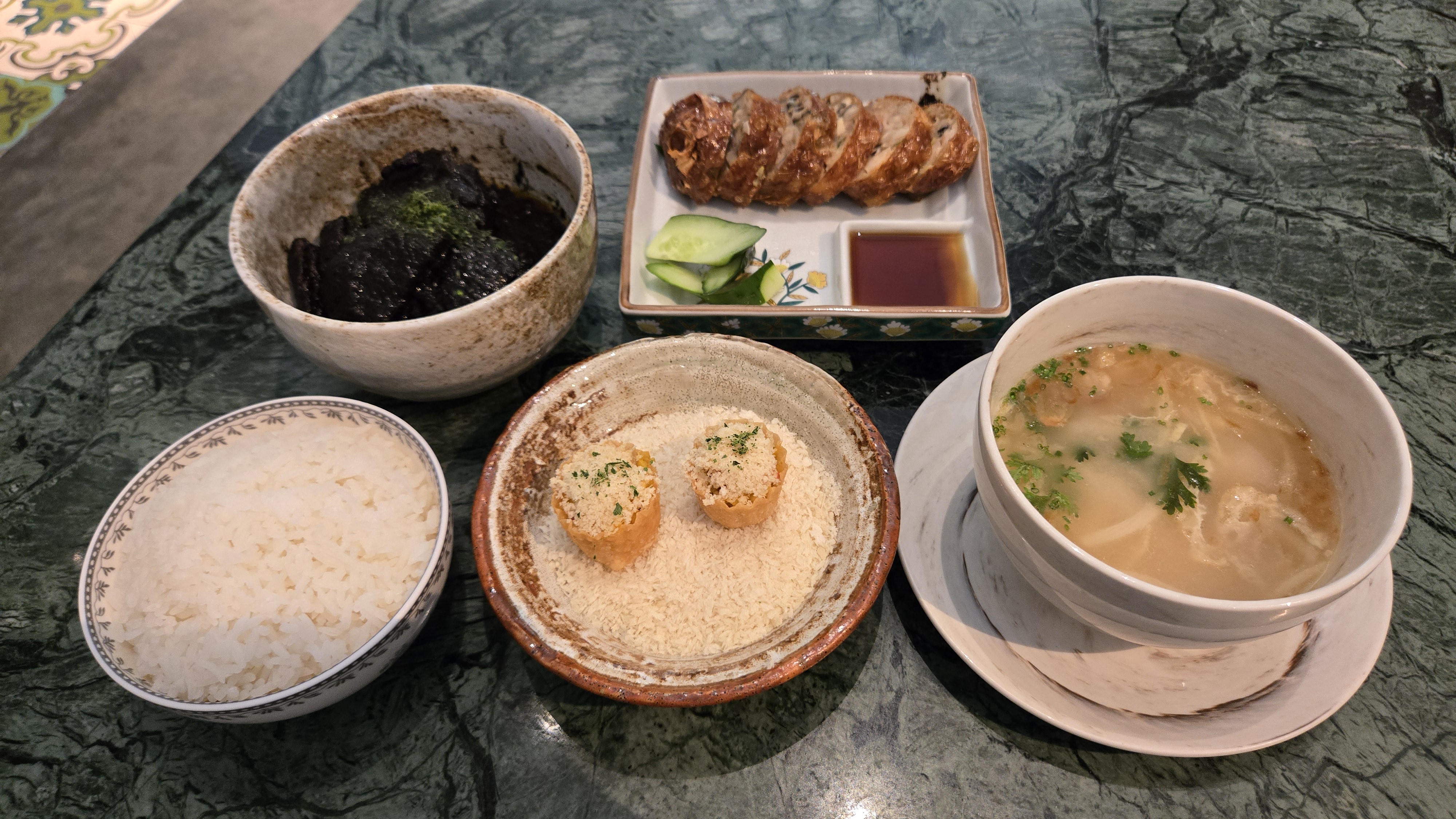 ミシュラン1つ星を獲得した話題のレストラン「キャンドルナッツ」にてプラナカン料理のご昼食