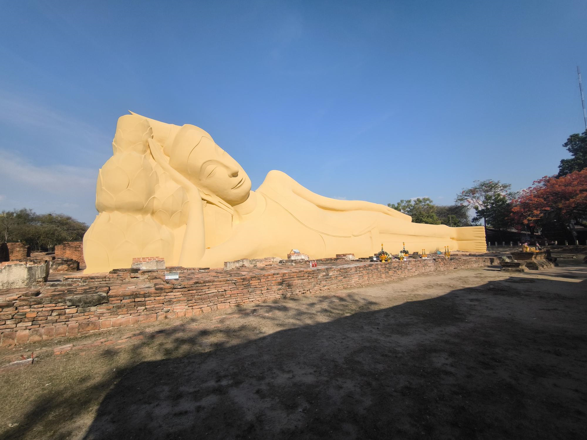 全長28mもの大きな涅槃仏「ワットロカヤスター」