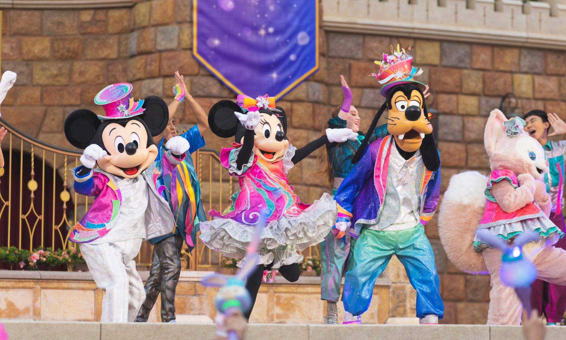 お荷物をお預けいただき、そのまま香港ディズニーランド・リゾートへ！