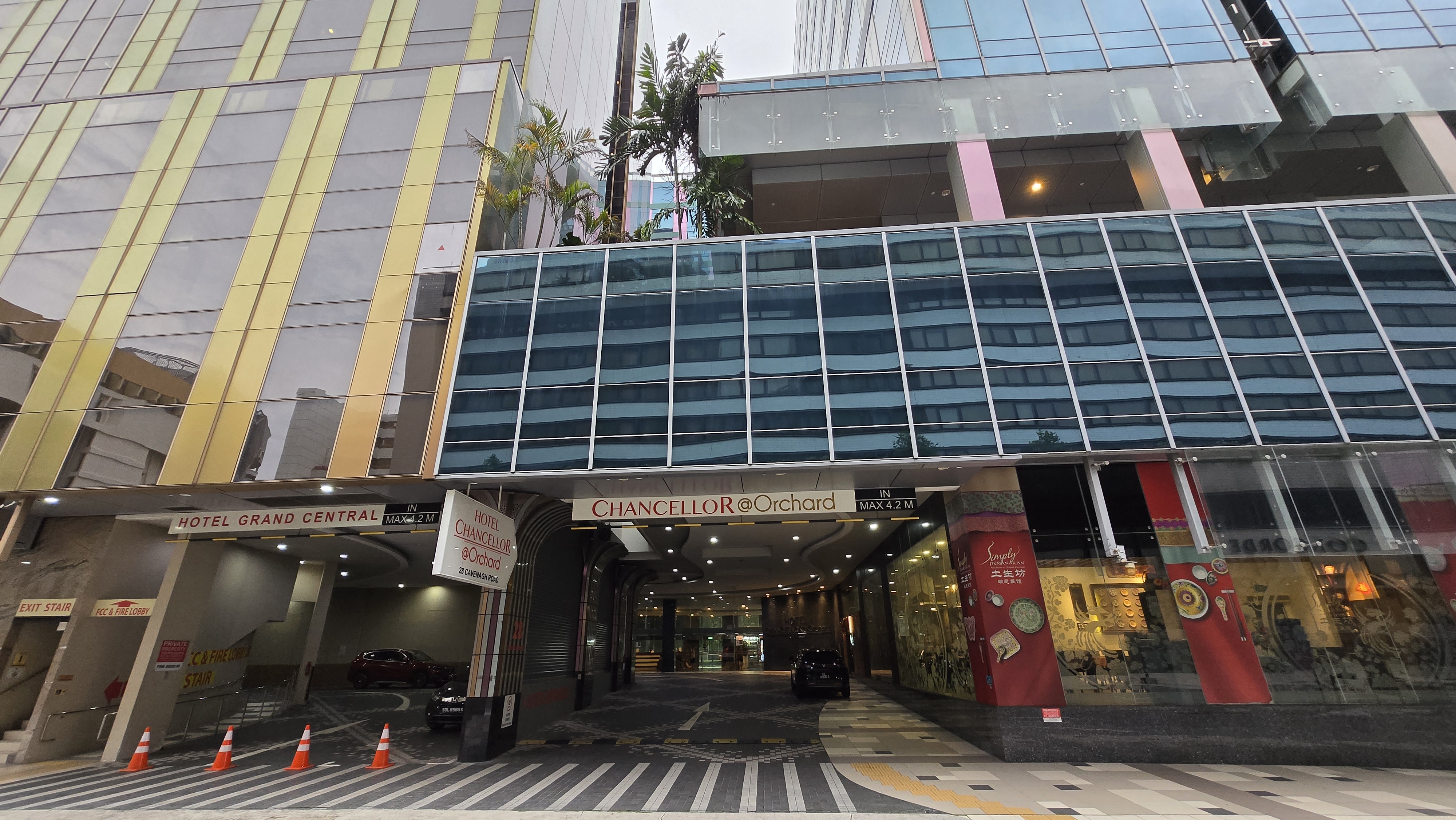 ホテルチャンセラー＠オーチャード(Hotel Chancellor @ Orchard ) 建物入口