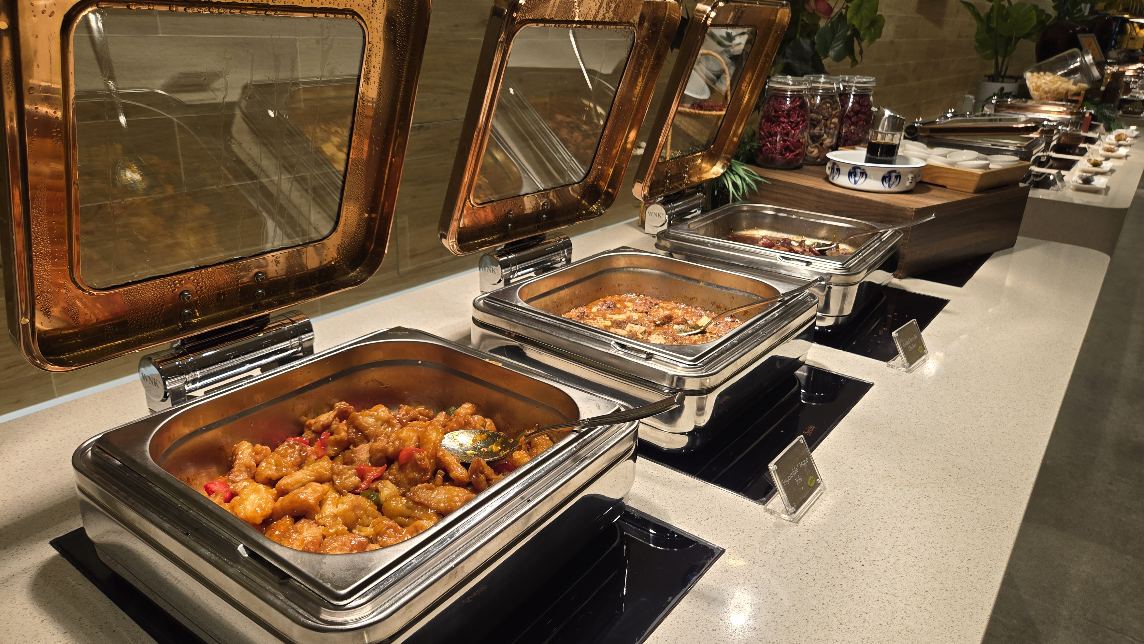 種類豊富なアジア料理をビュッフェスタイルでお楽しみください