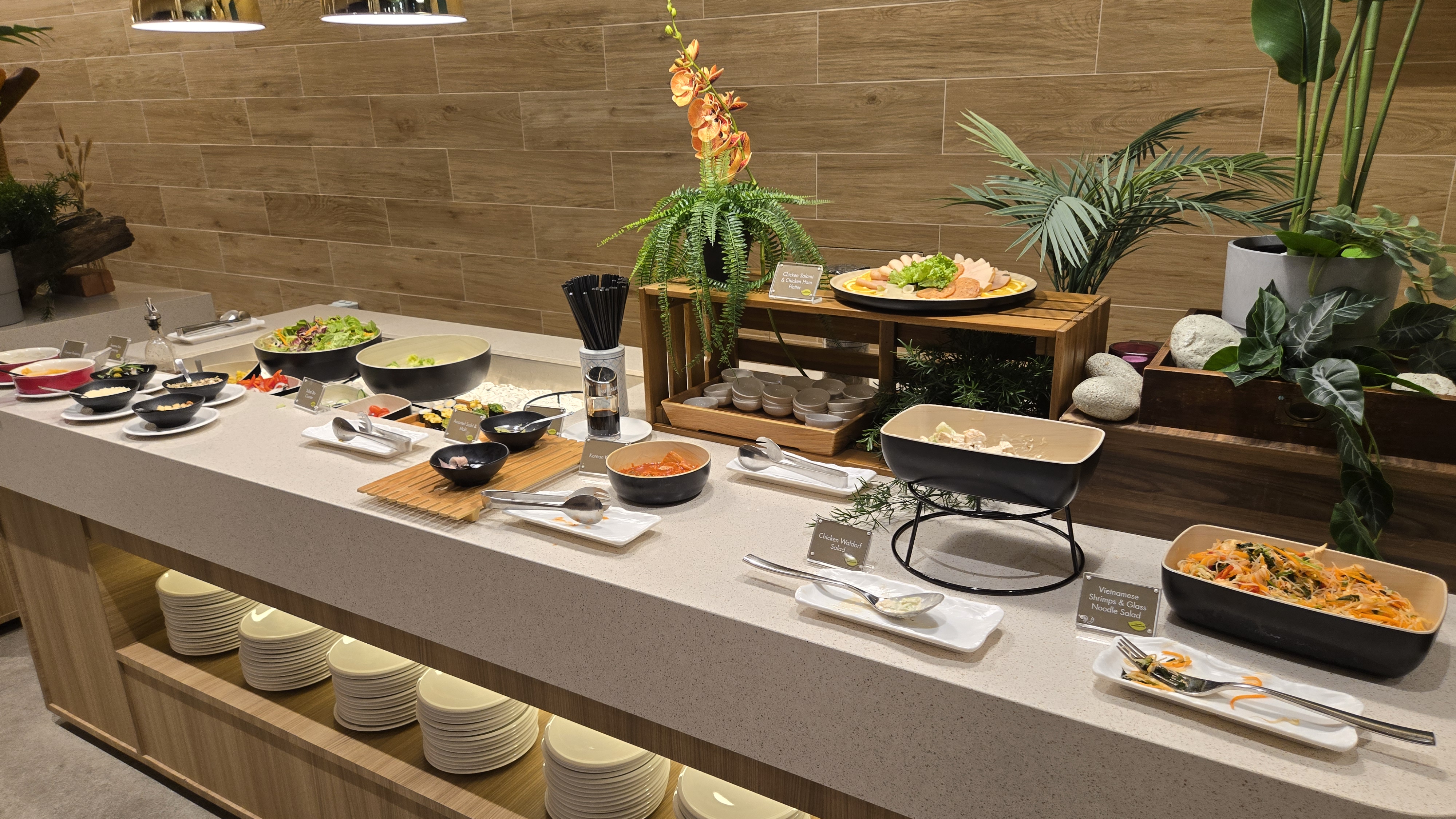 「コートヤードレストラン」にて種類豊富なアジア料理をビュッフェスタイルでお楽しみください