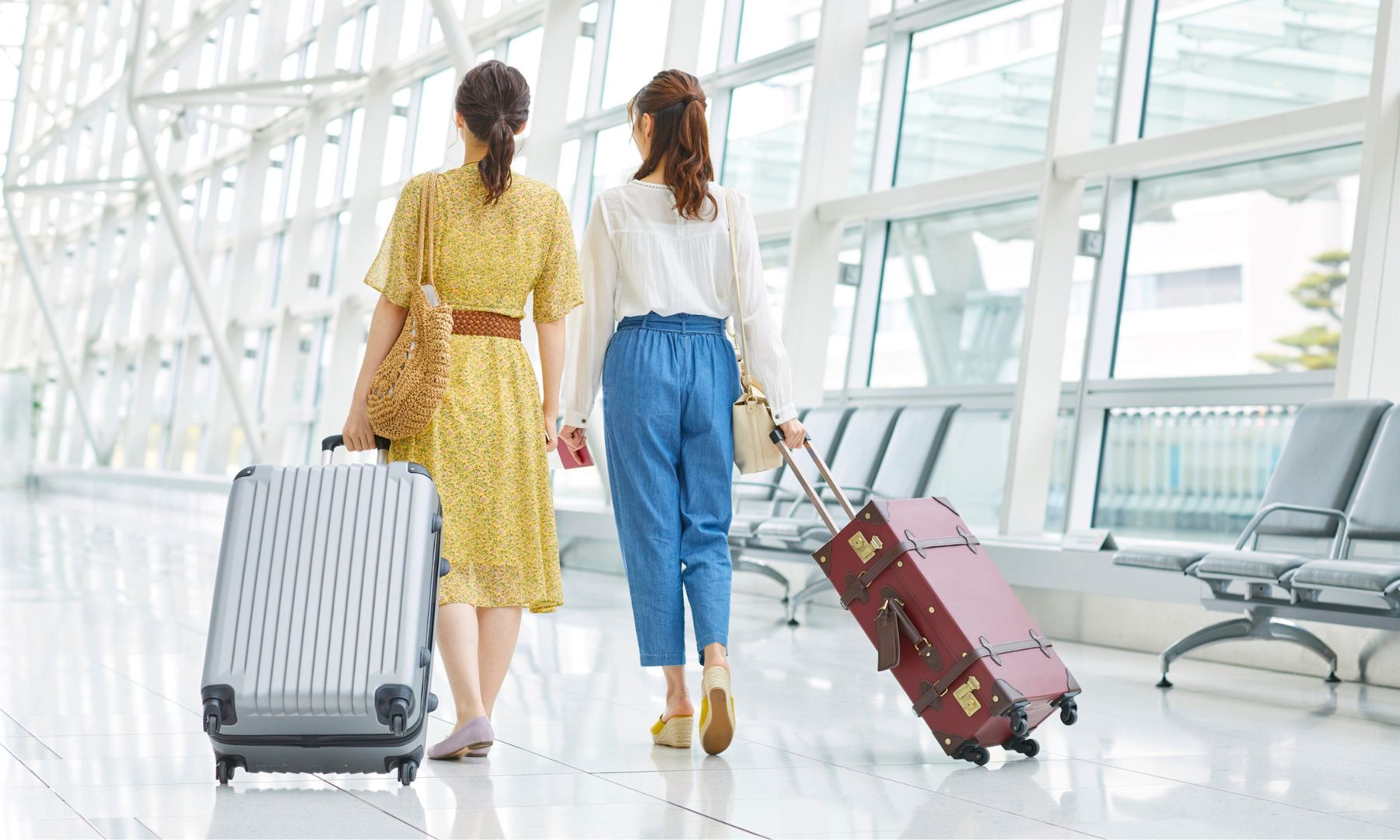 タンソンニャット空港 にてご自身で搭乗手続きをお済ませください