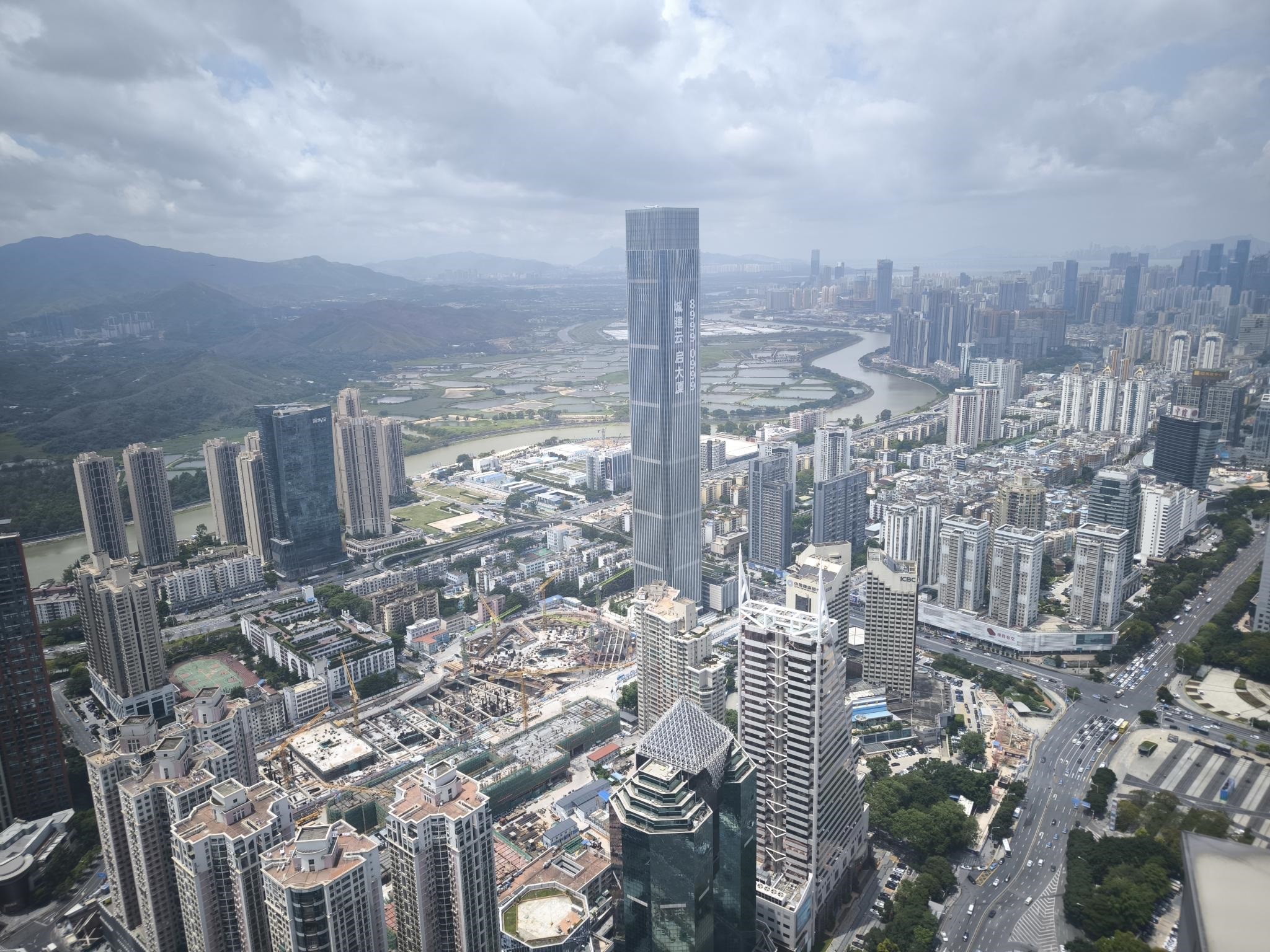 地王ビル69階展望台から深圳の街並みをご覧いただきます