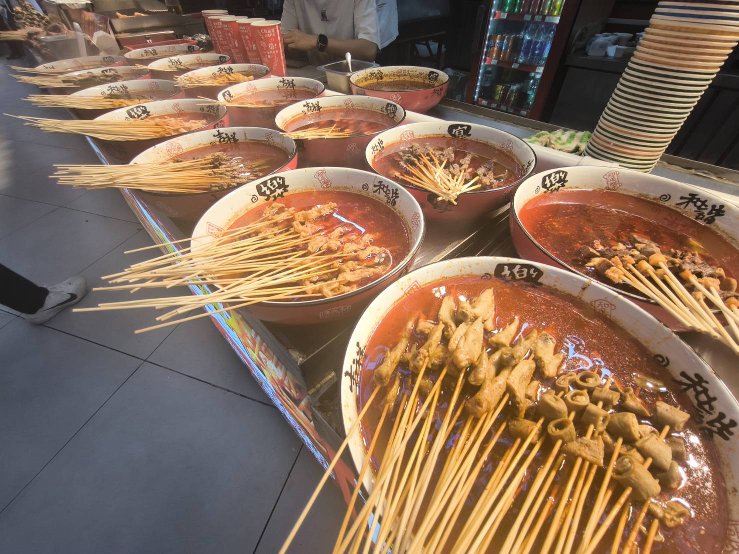 ガイドからお一人200元をお渡ししますので、ずらりと並ぶ本場の屋台グルメや気になるローカル料理を注文し、ご自由にお楽しみください♪