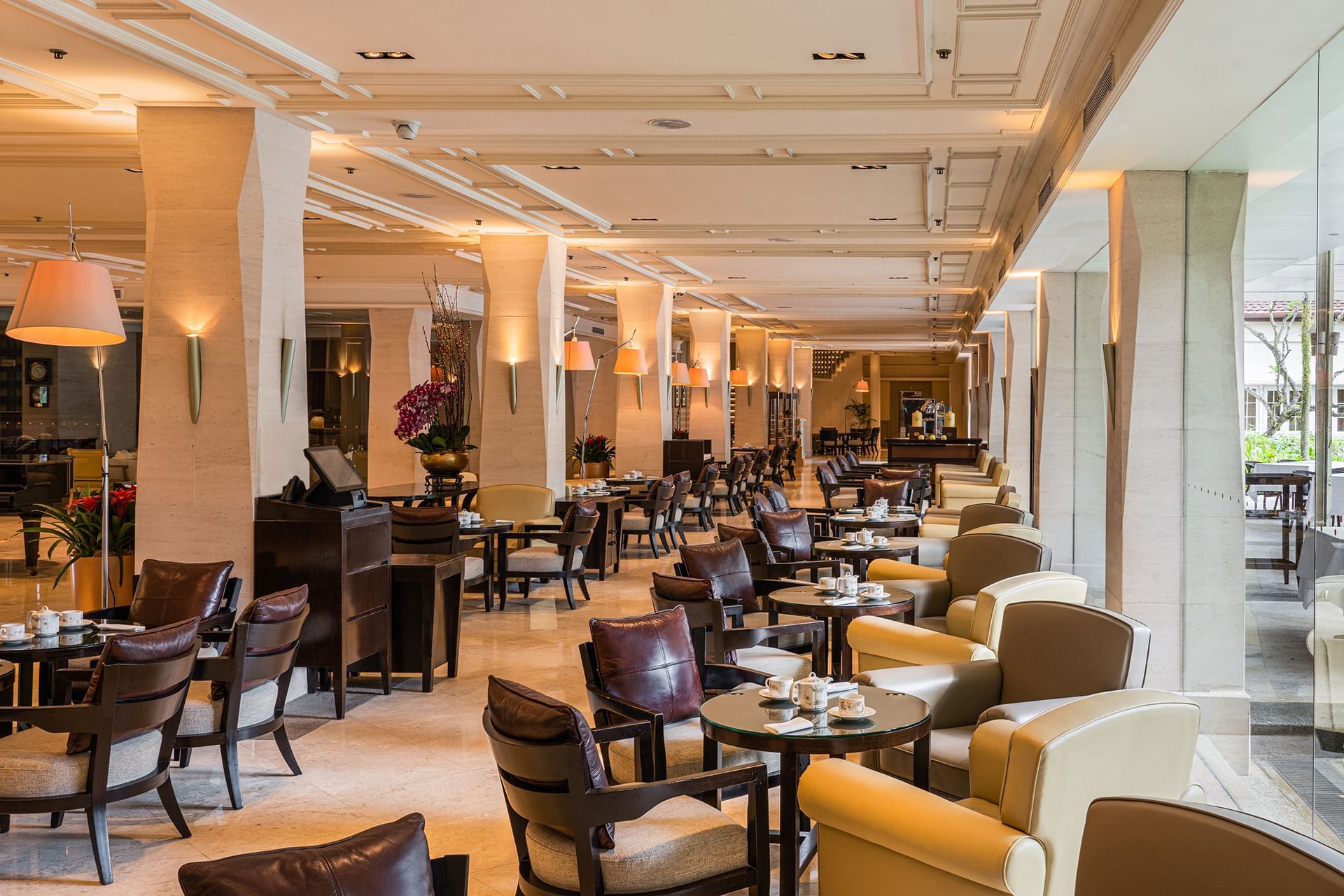 アフタヌーンティーの会場「L'Espresso」にいるスタッフへバウチャーをご提示ください