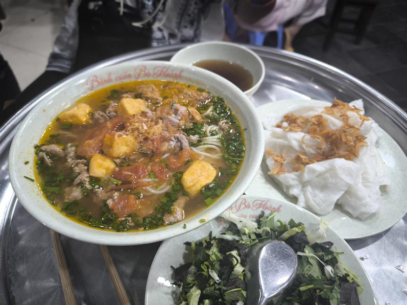 市内のローカルレストラン「Ẩm thực quê」にて特製ミックス麺のご夕食