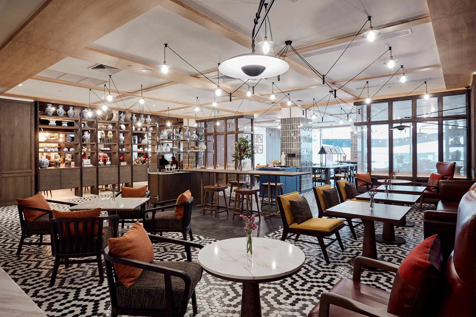 レストランのスタッフへバウチャーをご提示ください