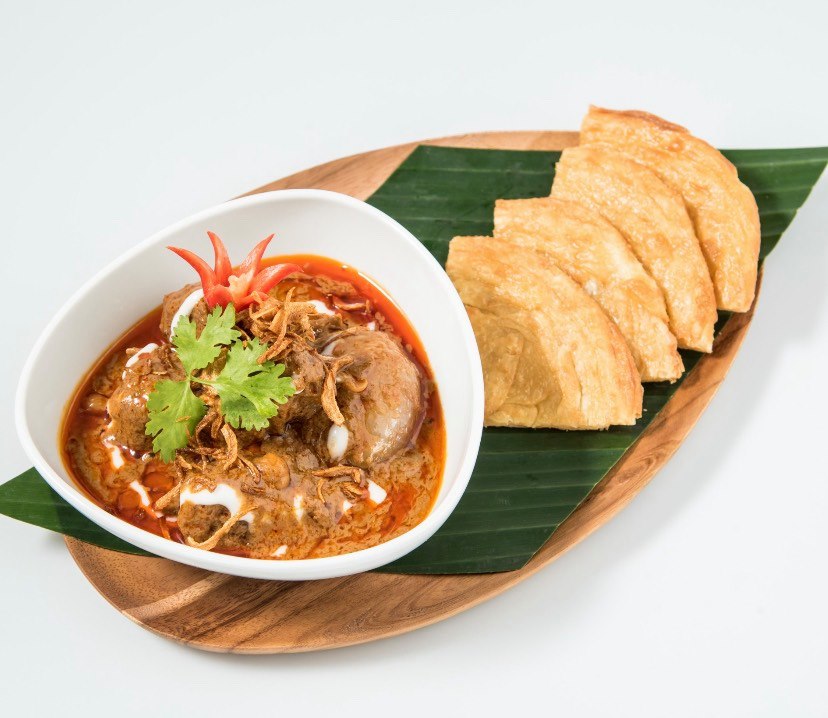 マッサマンカレーを含むセット料理をお召し上がりください