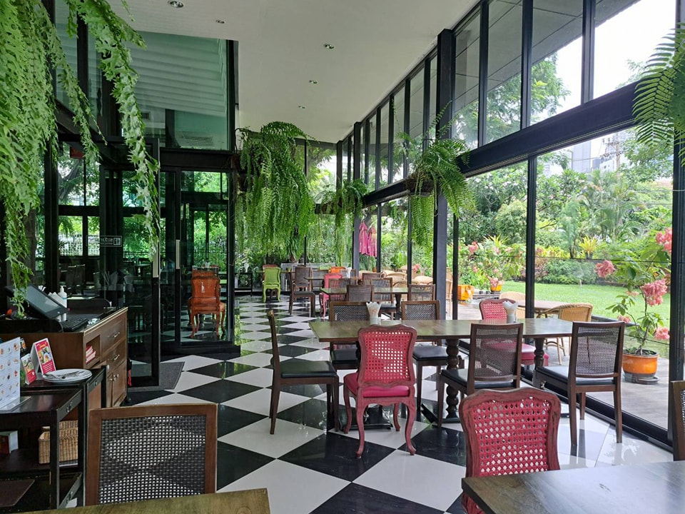 レストランのスタッフへバウチャーをご提示ください