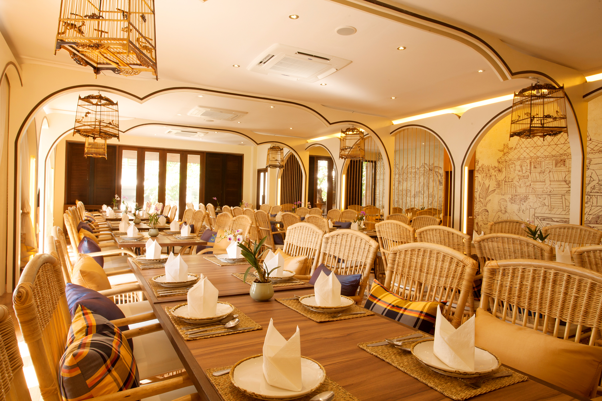 レストランのスタッフへバウチャーをご提示ください