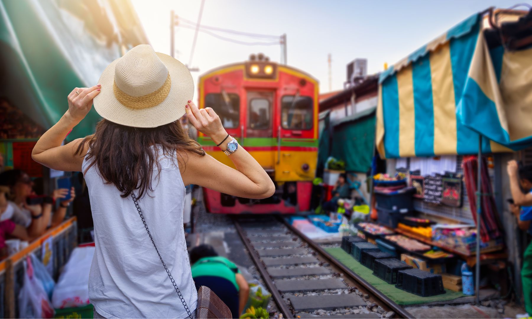 列車出発！列車が目の前ぎりぎりを通り過ぎる迫力をお楽しみください