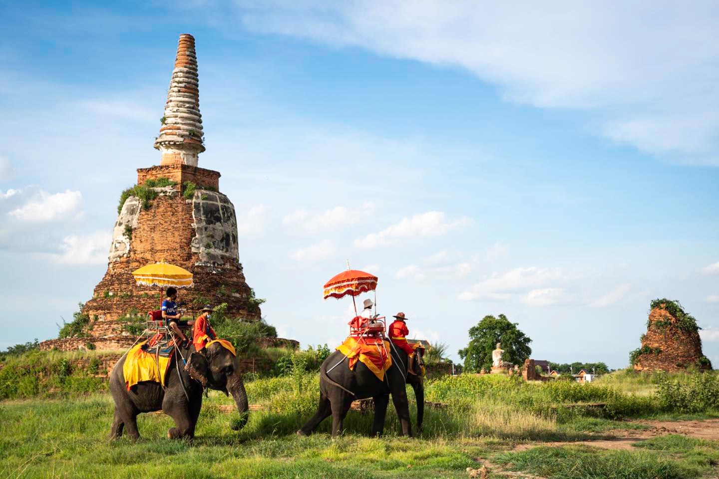 エレファントビレッジにて、象に乗ってお散歩(約10分間)