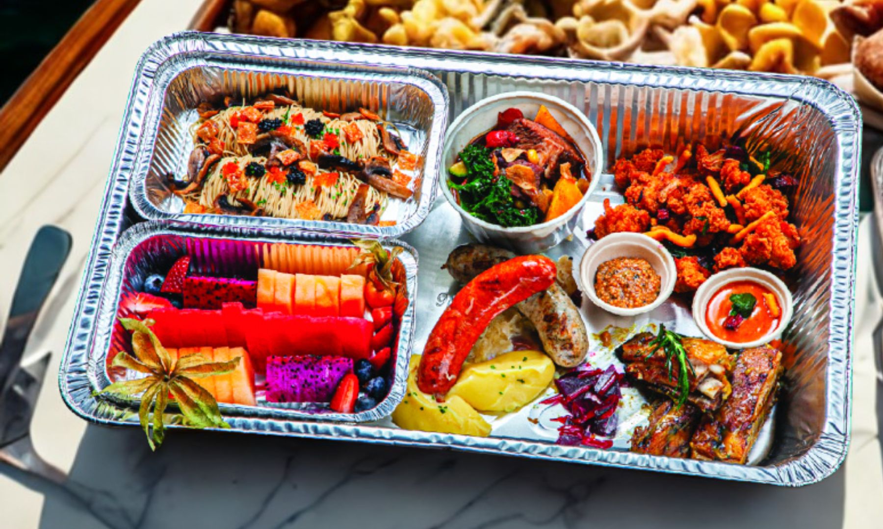 船上にて、フィンガーフード（軽食）をお楽しみください