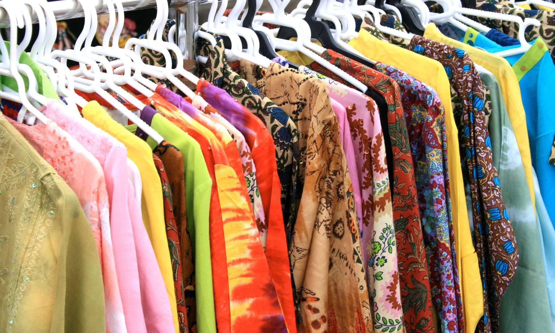 お好きなサリー衣装をセレクト＆手にワンポイントのヘナタトゥー体験