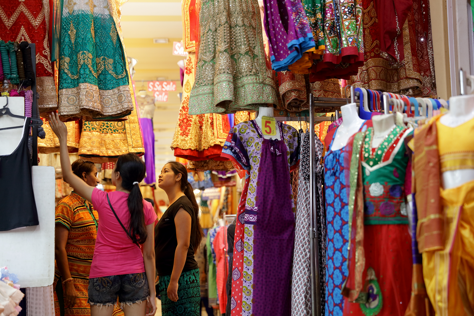 お好きなサリー衣装をセレクト＆手にワンポイントのヘナタトゥー体験