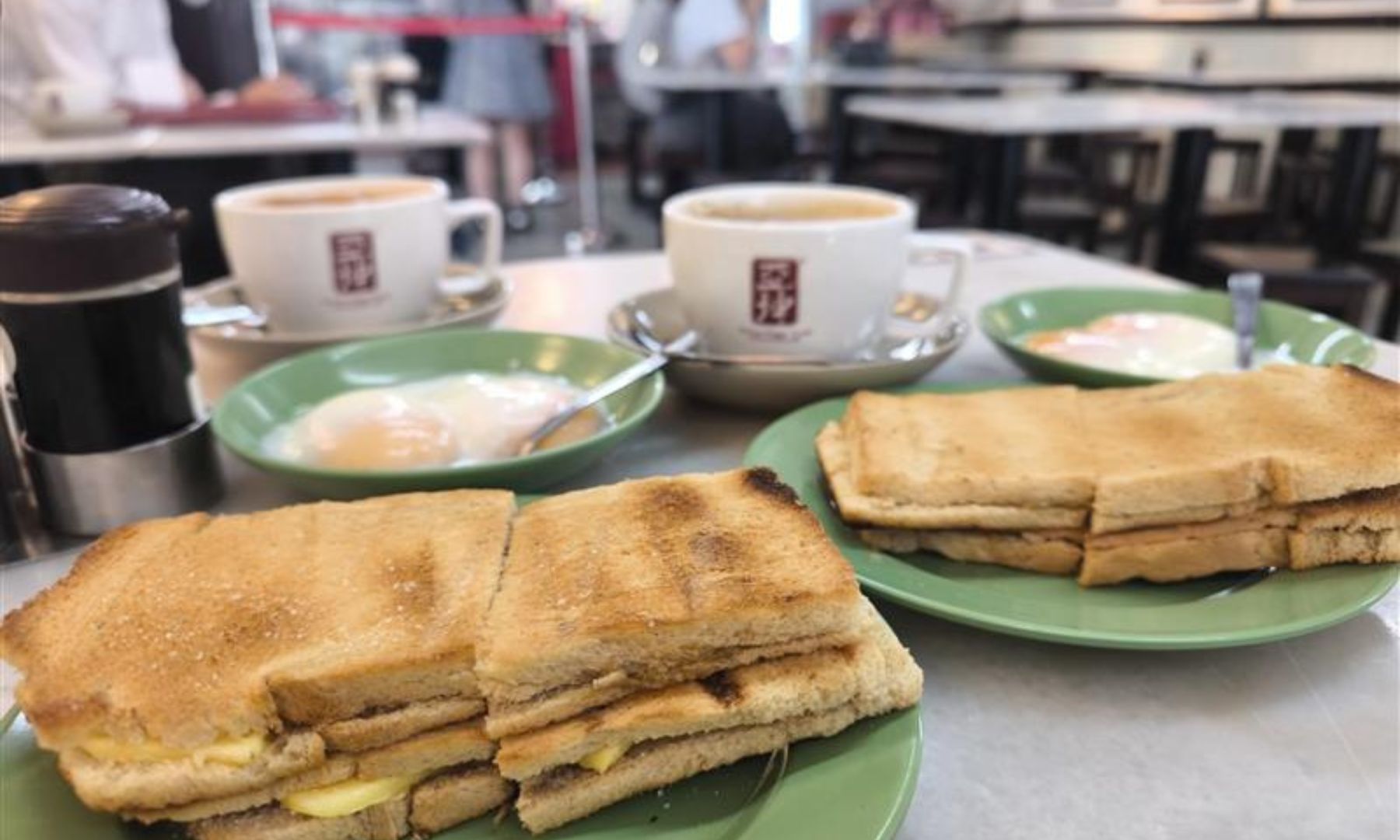 ヤクンカヤトースト本店にて、サクサクのカヤトーストと紅茶をお召し上がりください