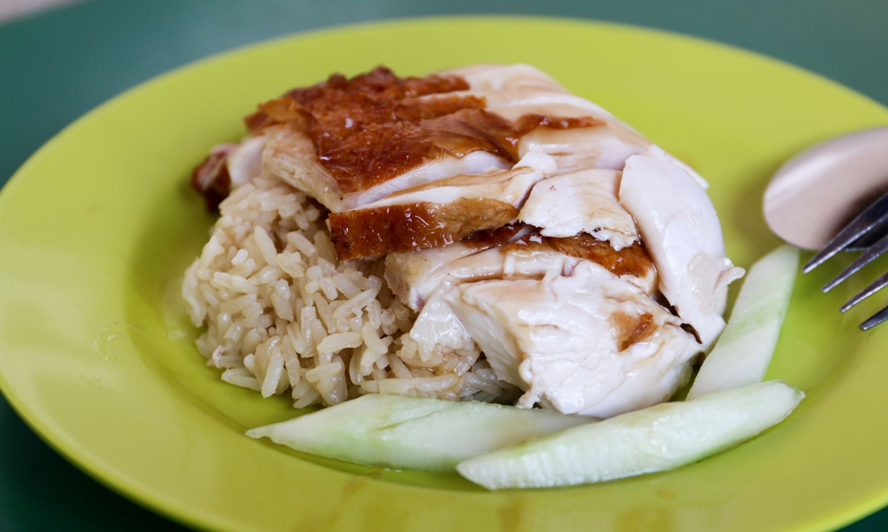 天天海南鶏飯にて、名物チキンライスをお召し上がりください