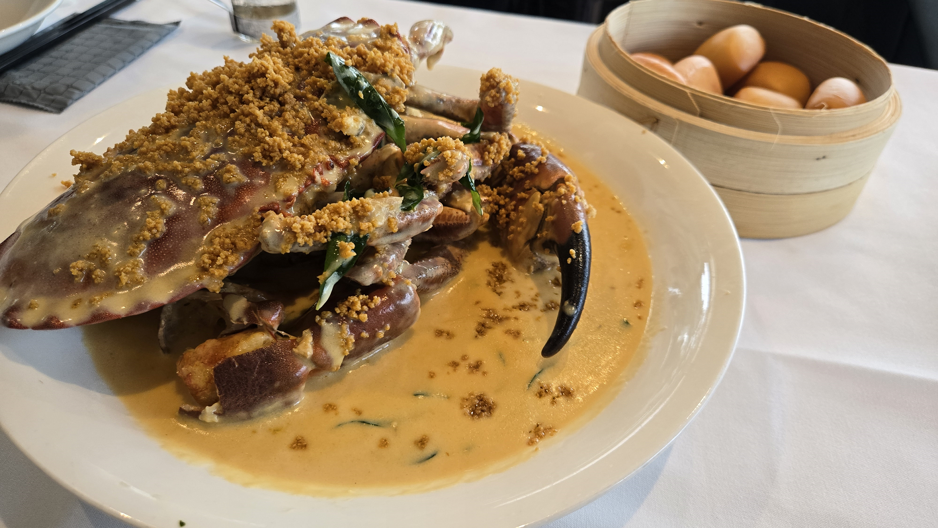 「パームビーチ」レストランにて、絶品クリーミークラブをお召し上がりください