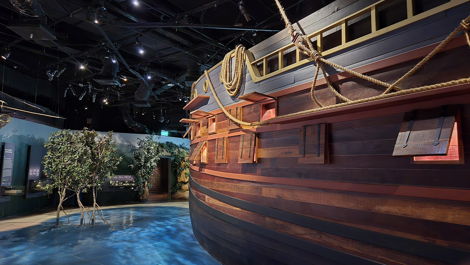 歴史的価値のある展示物を見学できる、シンガポール・ヒストリー・ギャラリーへご案内