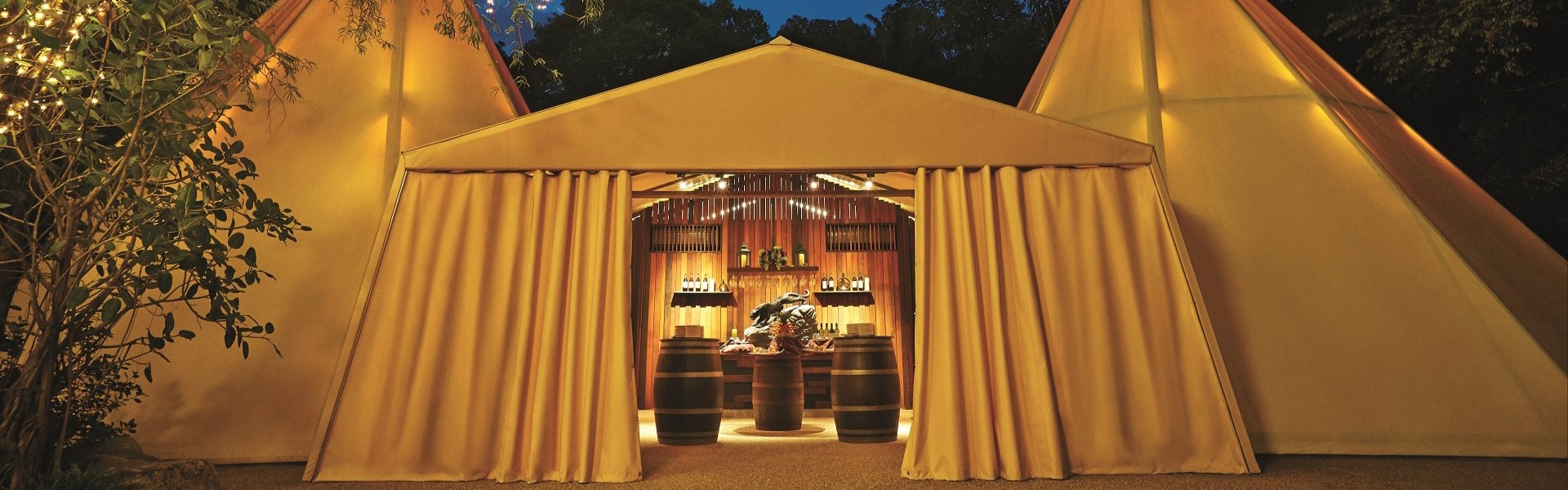 ティピテント前にてトラム下車