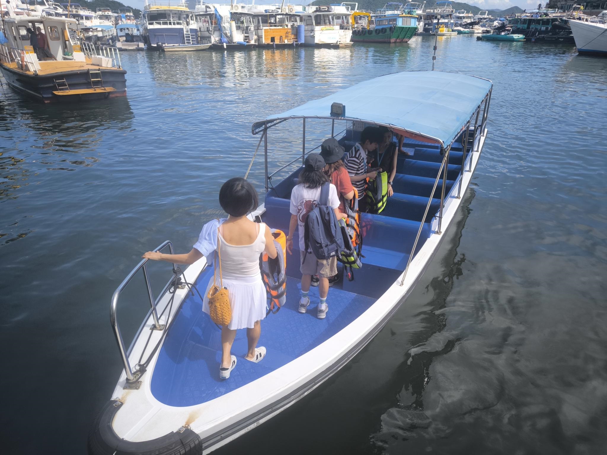 スピードボートに乗船・出発！