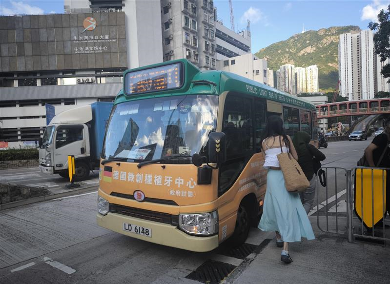 MTR Choi Hung駅より、ローカルバスに乗車（約30分）