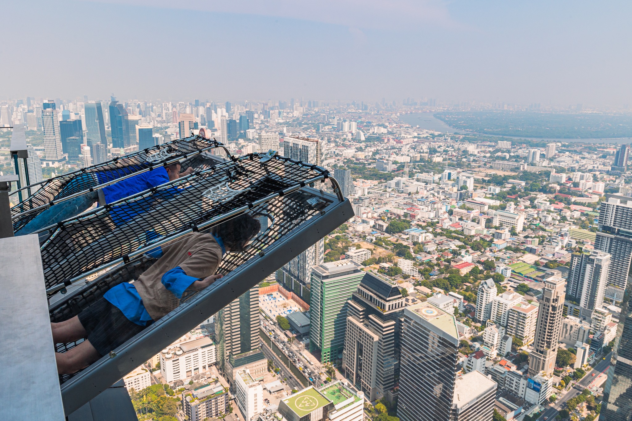 ②世界で唯一の絶景絶叫アトラクションで心拍数を５以上あげるな！