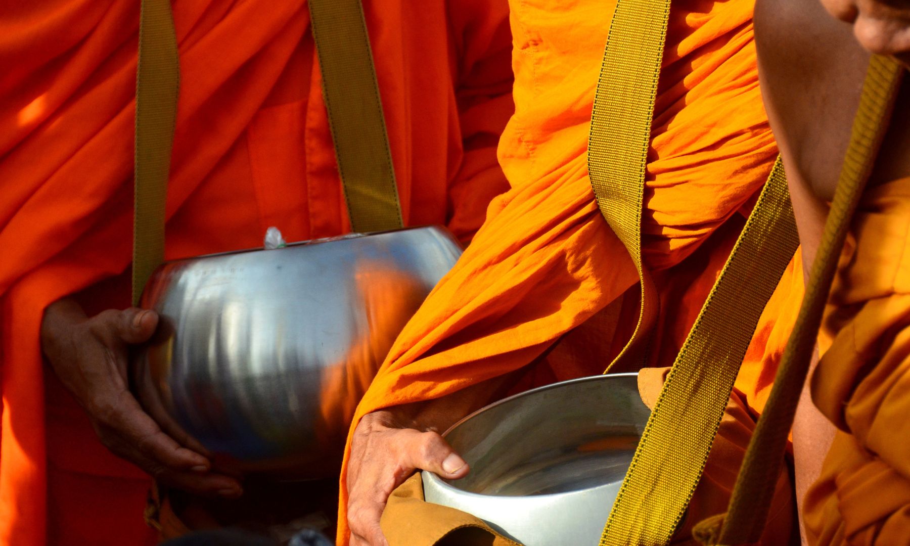 お勤め前の僧侶へ托鉢(たくはつ)※ご希望の方のみ