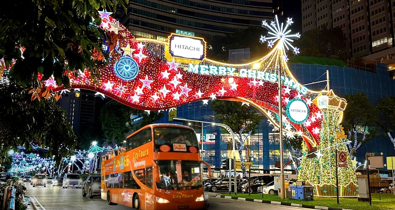 Xmasシーズンだけの特別ルートで巡るオープントップバスツアーへ出発（車窓観光）