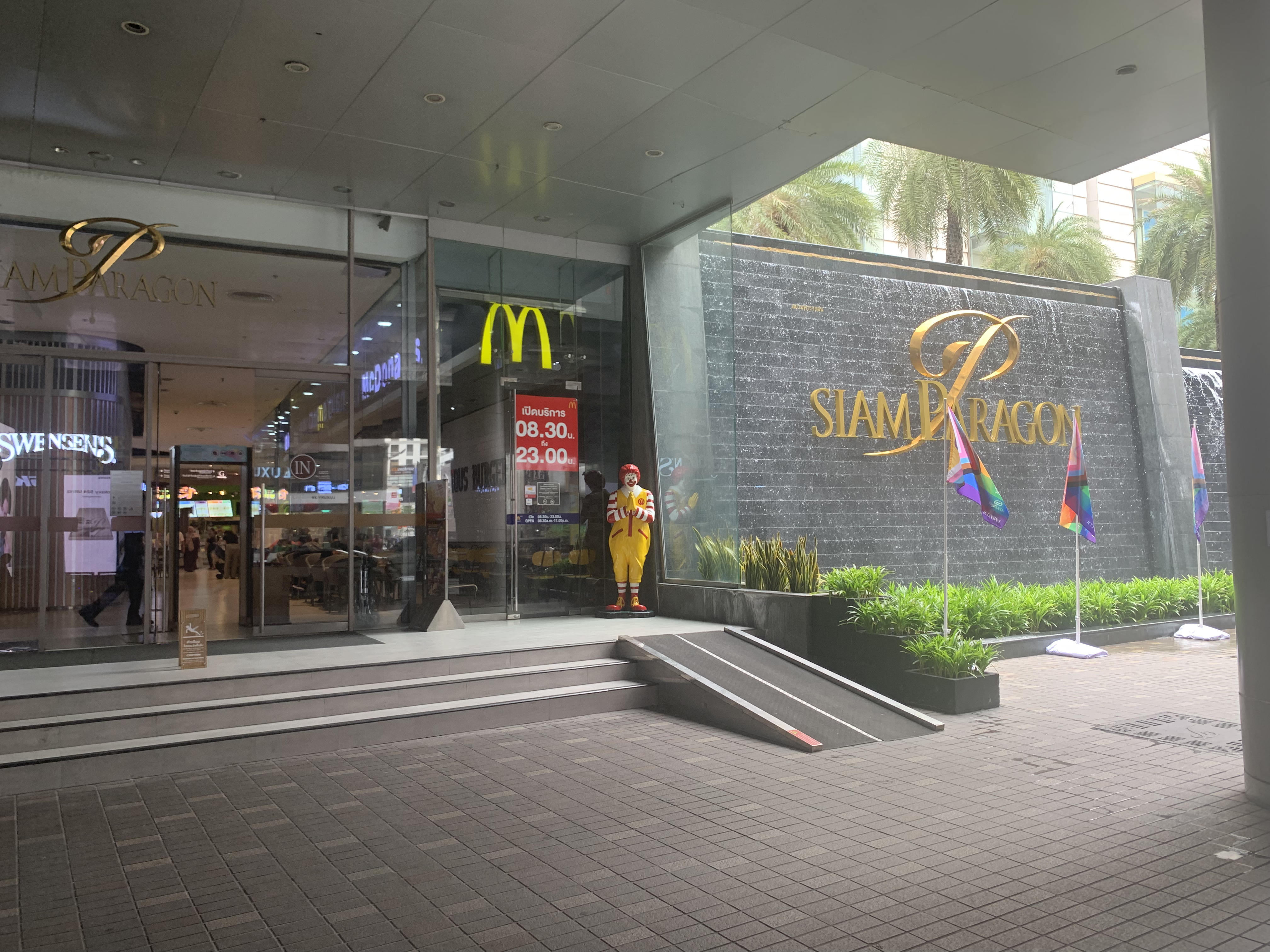 BTSサイアム駅 3番出口 サイアムパラゴンショッピングモール マクドナルド前 集合